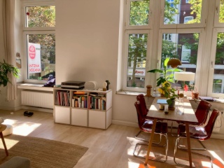 Anzeigenbild: Suche Mitbewohnerin zu Zweit mit großem Wohnzimmer