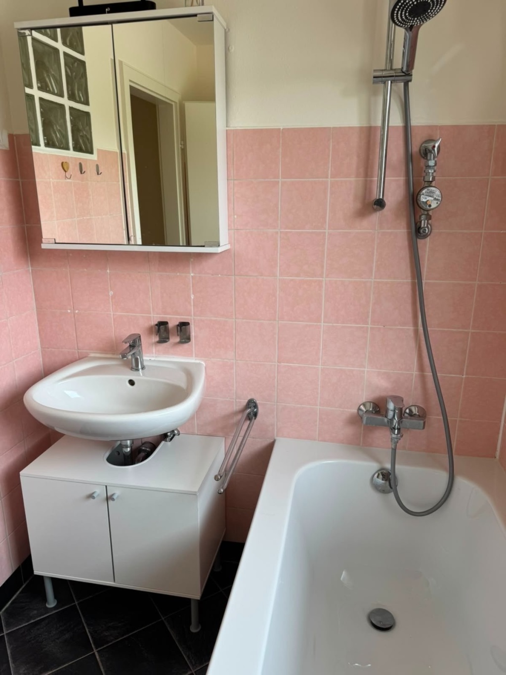 Helle 2-Zimmer-Wohnung mit Balkon in Stuttgart-Stammheim, nah zu BOSCH, PORSCHE, TRUMPF, SIKA, WÜSTENROT neu zu vermieten – Hornissenweg 12, 70439 Stuttgart Stammheim – Vorschaubild 7