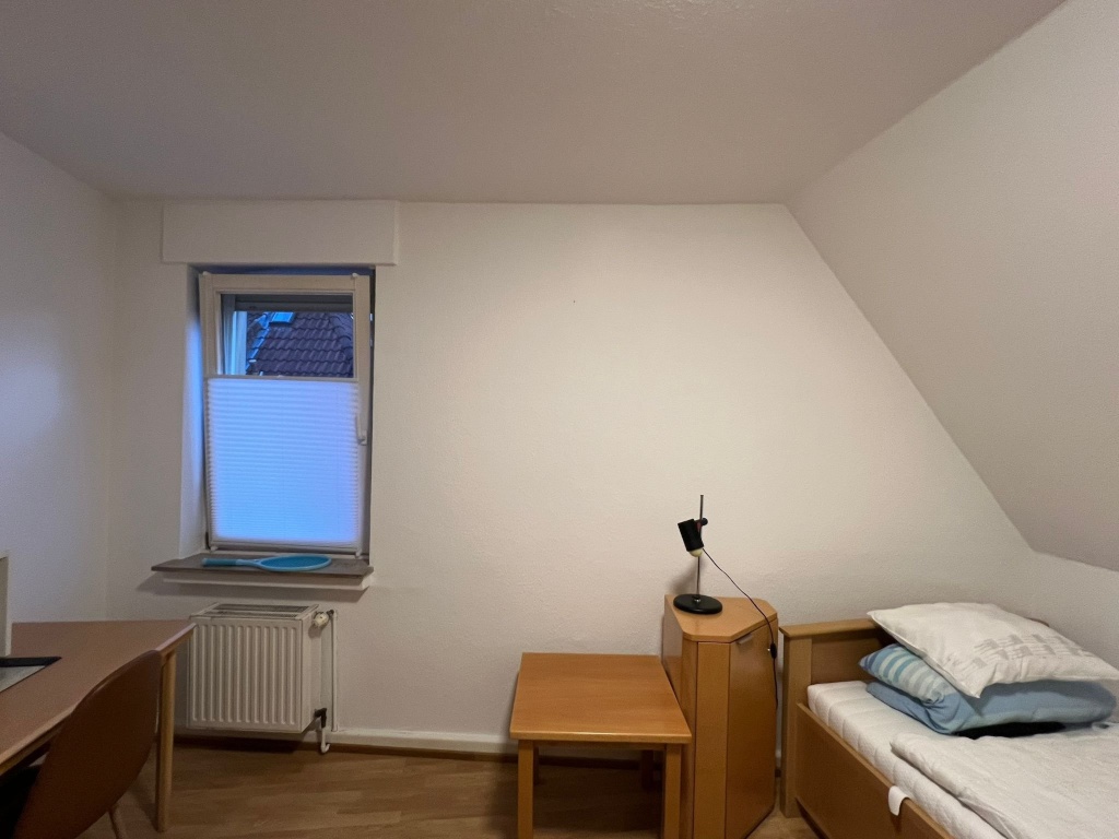Habitación en WG Centrum Frauenstrasse - großes Zimmer mit Einzelbett