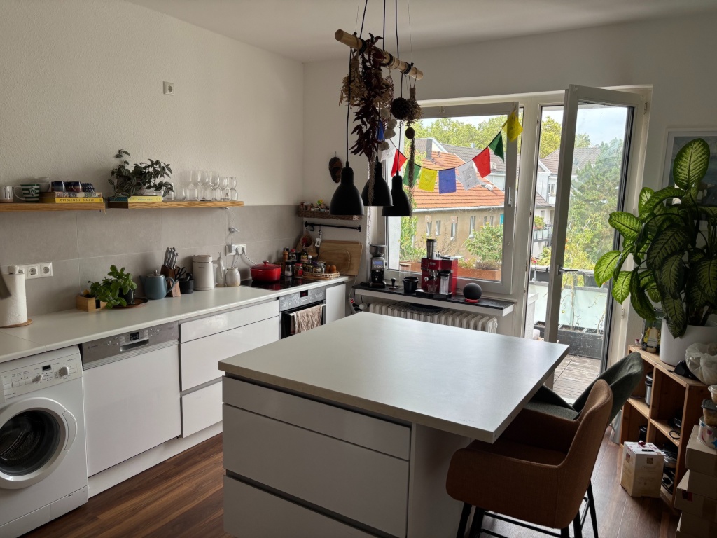 Möblierte 2-Zimmer-Wohnung mit Balkon in bester Lage - befristet für ein Jahr