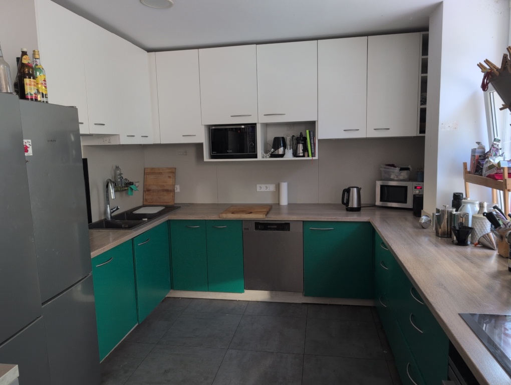 WG-Zimmer Sachsenhausen Darmstädter Landstraße 24 - Küche mit u.a. Spülmaschine, großen Kühlschränken,  Spüle, Mikrowelle und Wasserkocher