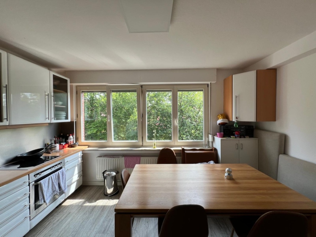 Habitación en WG Centrum Frauenstrasse - Küche mit großem Tisch