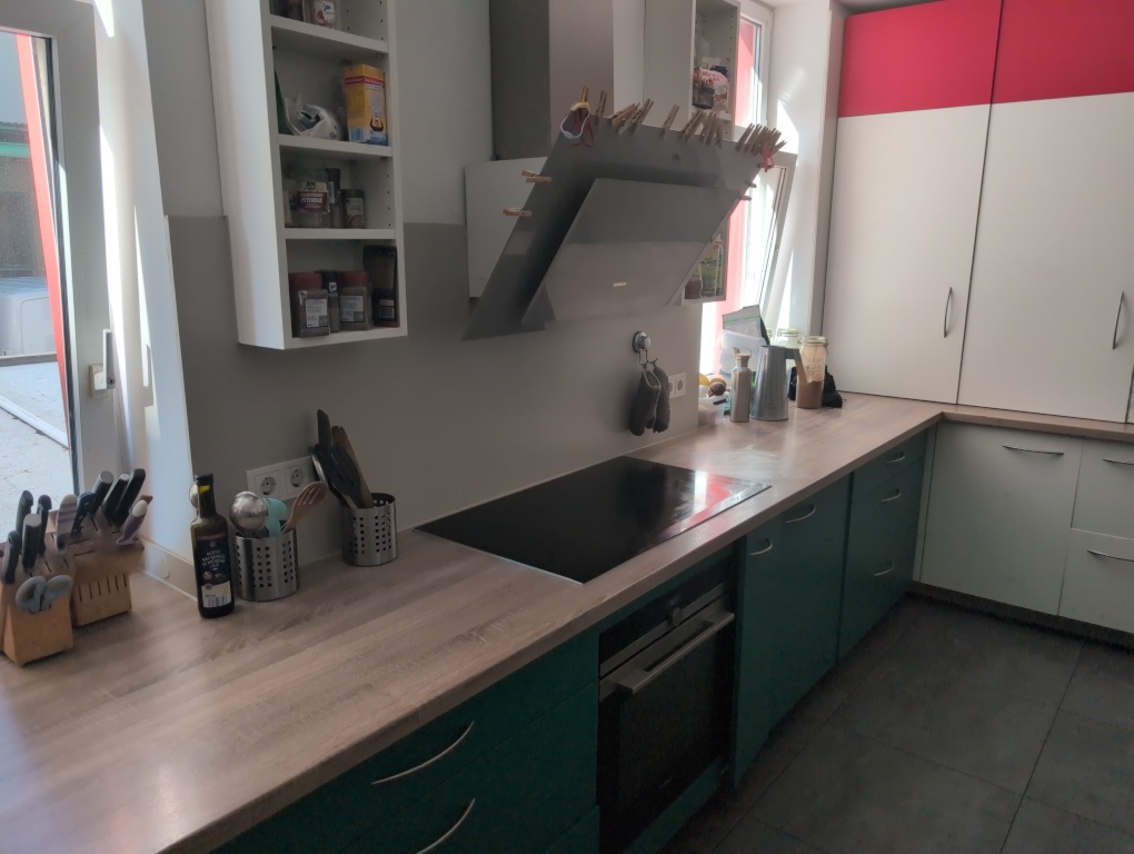 WG-Zimmer Sachsenhausen Darmstädter Landstraße 24 - Induktionherd mit 5 Feldern, Backofen und große Arbeitsfläche