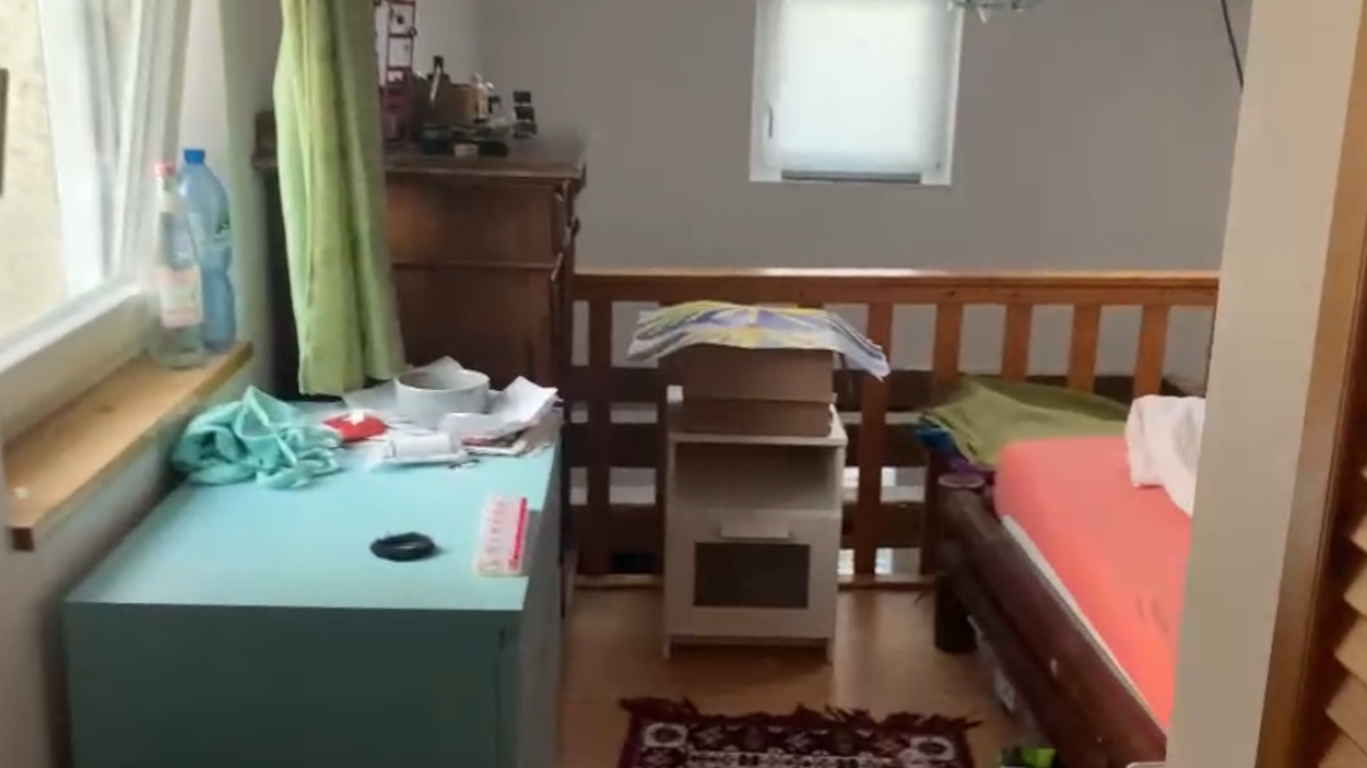 Wohnung Mitte Hospitalstraße - Kleines Schlafzimmer mit Bett, Holzkommode und Nachttisch