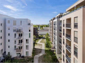 Light-Filled Premium 3-Room Apartment with Balcony & Skyline Views in Prenzlauer Berg — photo 1
