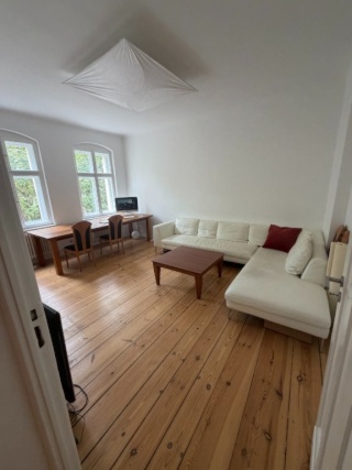 Helle, sanierte Altbauwohnung in Moabit – 60m2, 2 Zi., voll möbliert. Großer Tisch mit Hofblick auf die Baumkronen, viel — photo 1