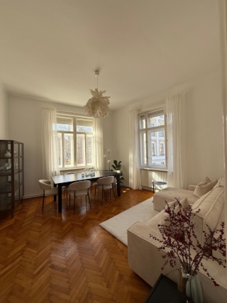 Anzeigenbild: Helles WG-Zimmer mit Ankleide in wunderschöner Altbauwohnung im 18. Bezirk