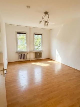 Möblierte 2,5-Zimmer-Altbauwohnung mit großer komplett eingerichteter Wohnküche – ab sofort