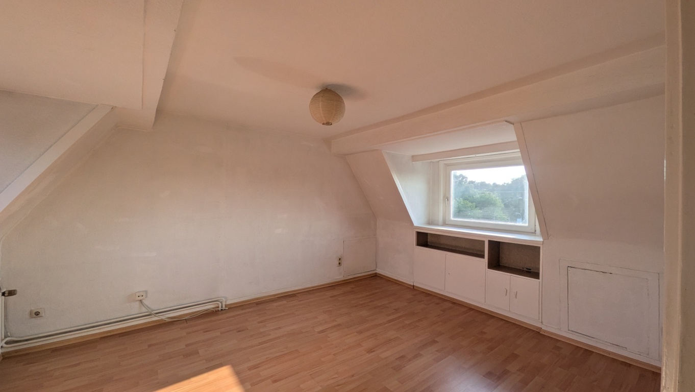 Schöne teilmöblierte 2 Zimmer Dachwohnung