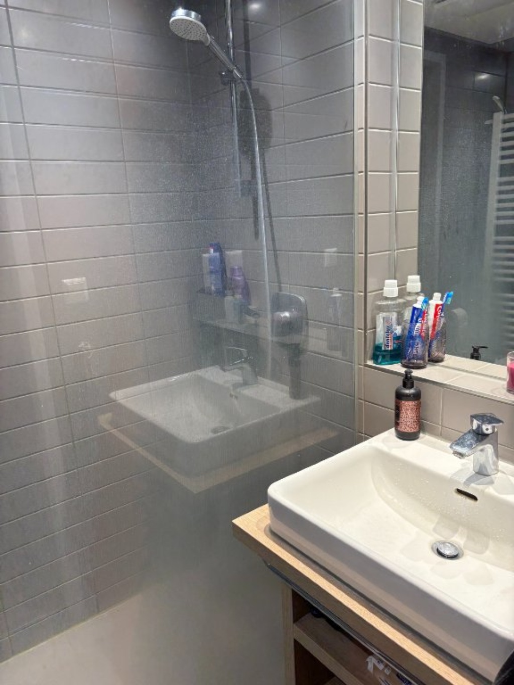 Spacious Studio Room with private in-room Kitchen and Bathroom in Ottensen for Sublet, Anmeldung not possible. – Behringstraße 150, 22763 Hamburg Hamburg – Vorschaubild 7