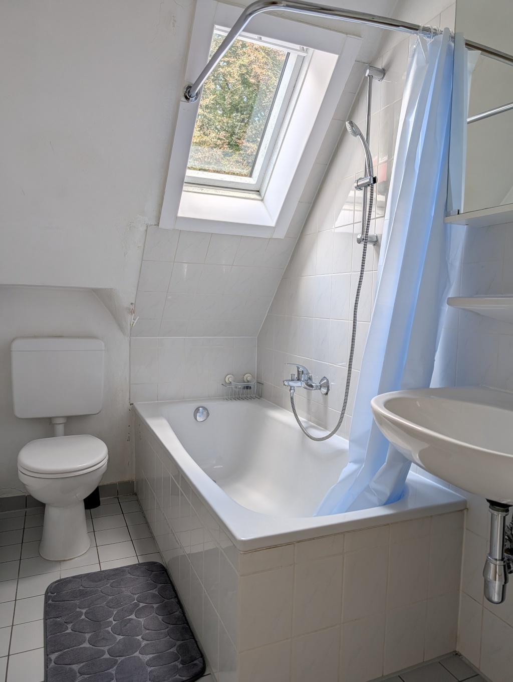 Flatshare Möhringen Lieschingstraße - Bad mit Wanne, WC und Waschbecken