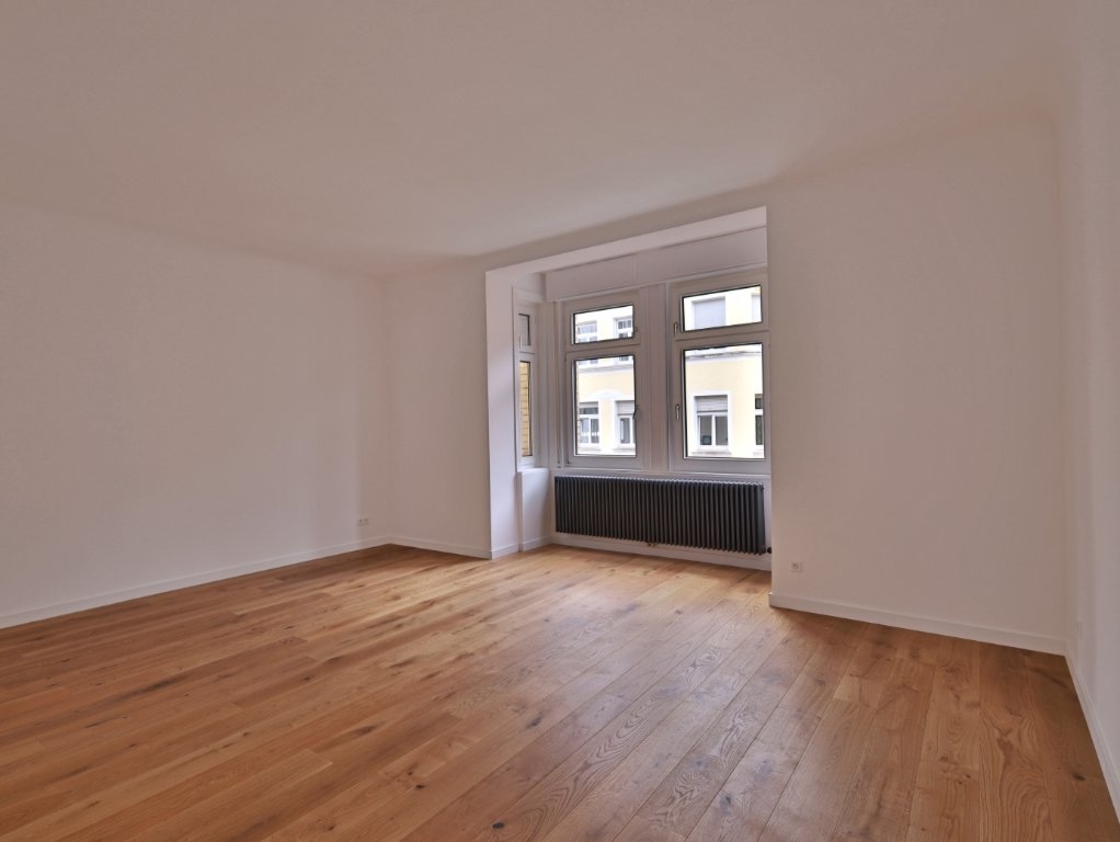 Altbauliebhaber aufgepasst! Große, sanierte Wohnung mit Balkon und EBK