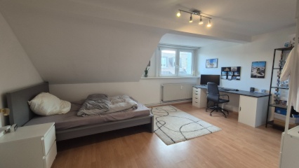 Imagen del anuncio: Drei Zimmer in der Innenstadt (R7): Helle Dachgeschosswohnung mit Balkon
