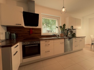 100qm Nutzfläche: Voll ausgestattete 60qm Wohnung mit 40qm Hobbyraum/Homeoffice im Keller mit Fenstern — photo 1