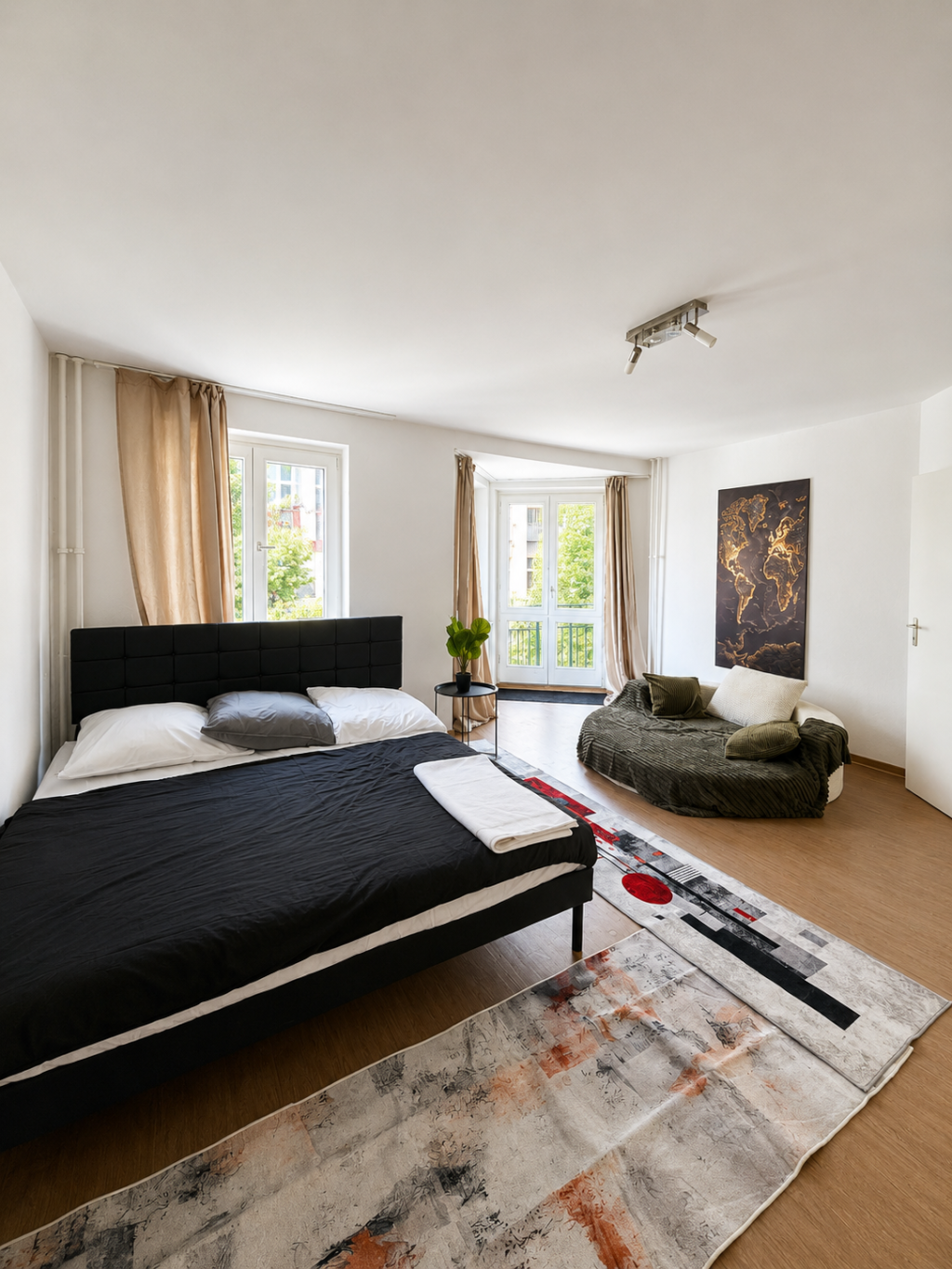 Stylish Private Mezzanine Room with Balcony | Heart of Berlin-Neukölln