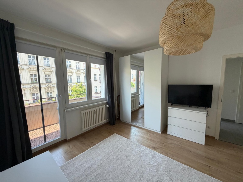 Newly Renovated Single Studio with Balcony, 5 min away from S-Bahn Wedding / U-Bahn Leopoldplatz