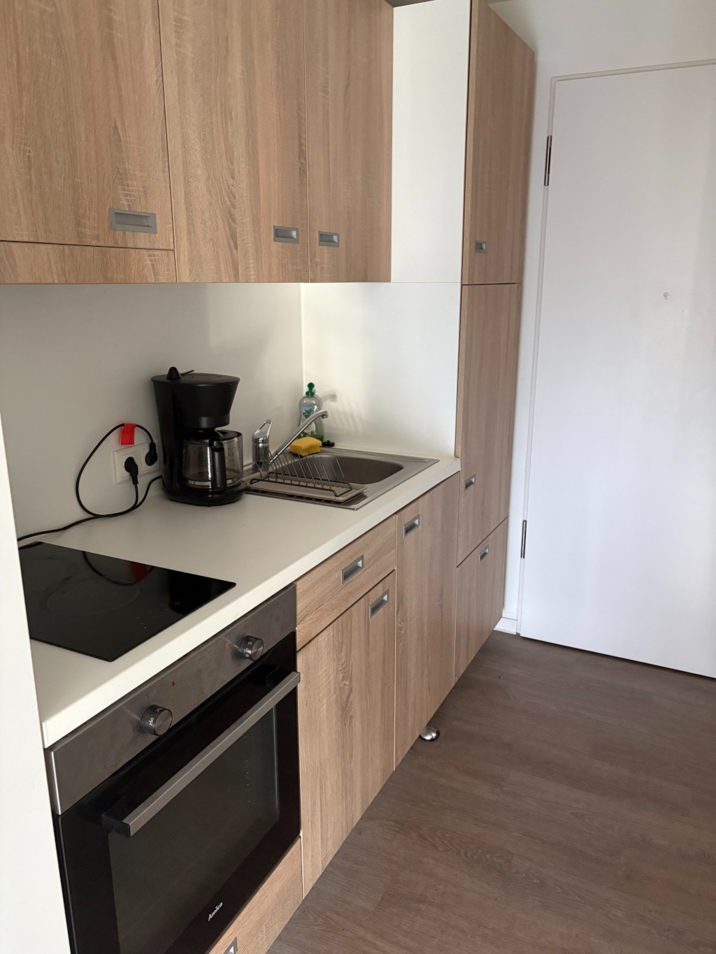 Spacious Studio Room with private in-room Kitchen and Bathroom in Ottensen for Sublet, Anmeldung not possible. – Behringstraße 150, 22763 Hamburg Hamburg – Vorschaubild 3