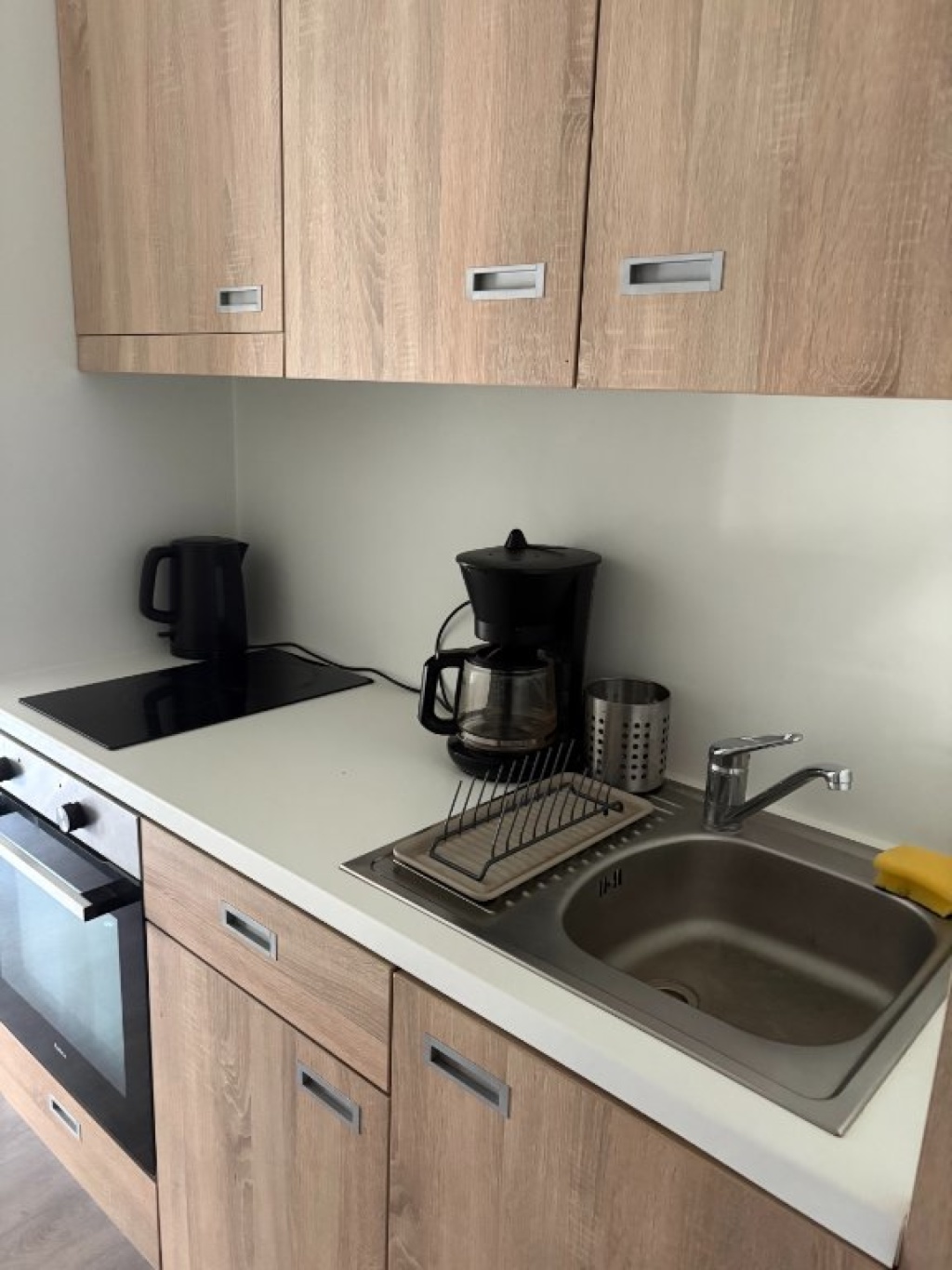 Spacious Studio Room with private in-room Kitchen and Bathroom in Ottensen for Sublet, Anmeldung not possible. – Behringstraße 150, 22763 Hamburg Hamburg – Vorschaubild 2