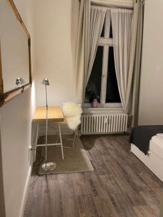 WG-Zimmer in schönem Altbau mit eigenem Ankleidezimmer