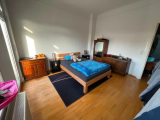 großes sonniges Zimmer mit kleinem Balkon in zentraler Lage