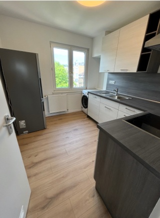 WG-geeignete 4-Zimmer-Wohnung in Rheinufernähe