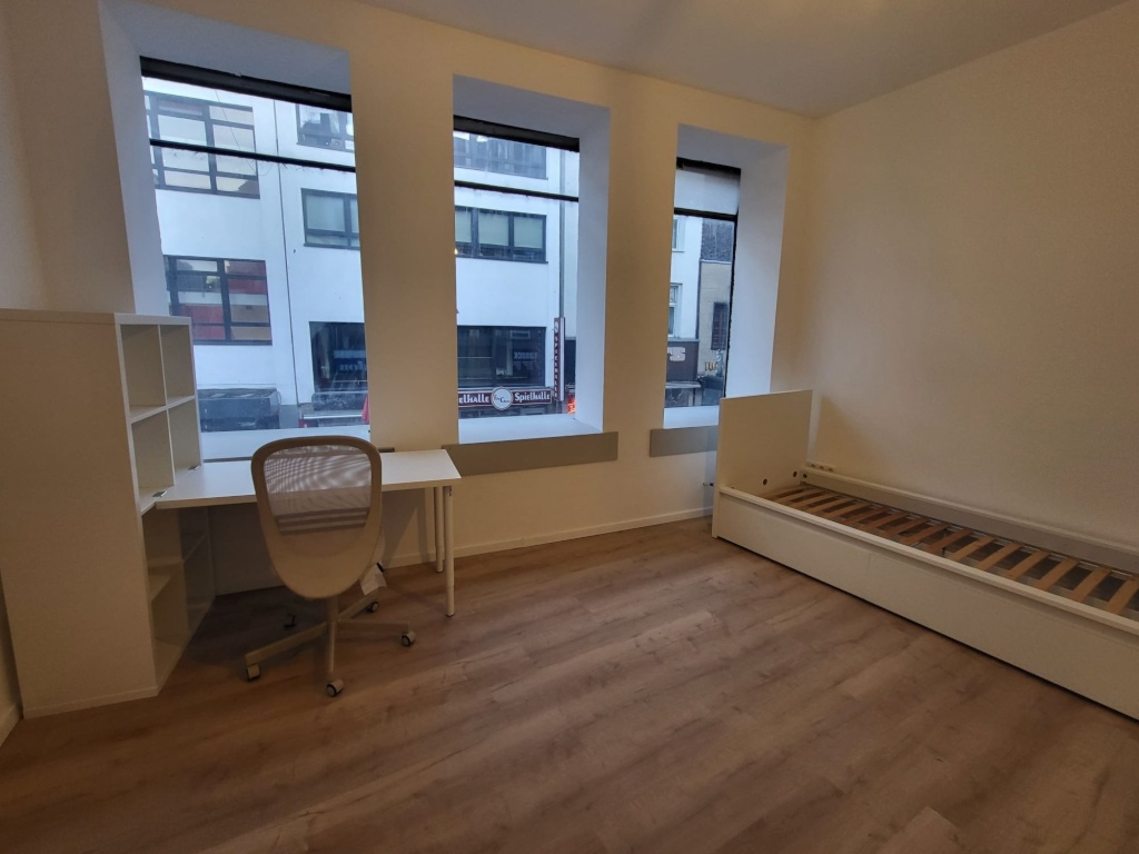 Saniertes Apartment möbliert mit Gemeinschaftsbad, eigene Küche - direkt am Eigelsteintor
