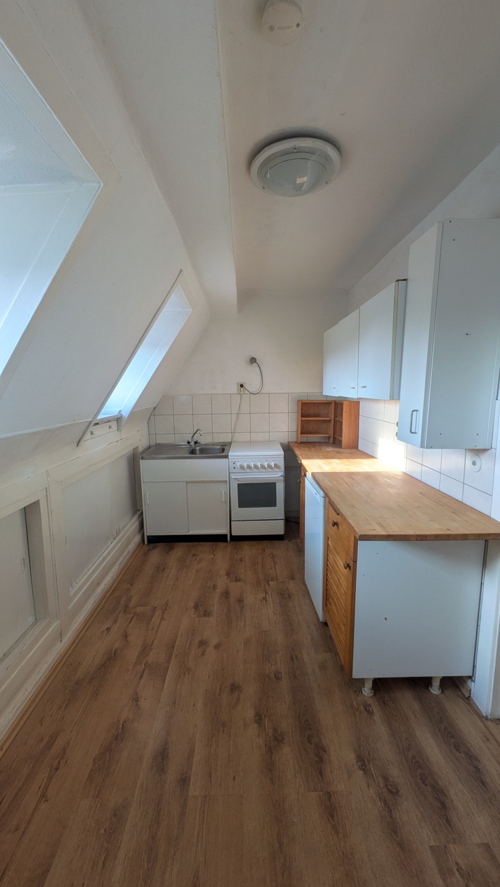 Schöne teilmöblierte 2 Zimmer Dachwohnung – Cuxhavener Straße, 21149 Hamburg Harburg – Vorschaubild 4