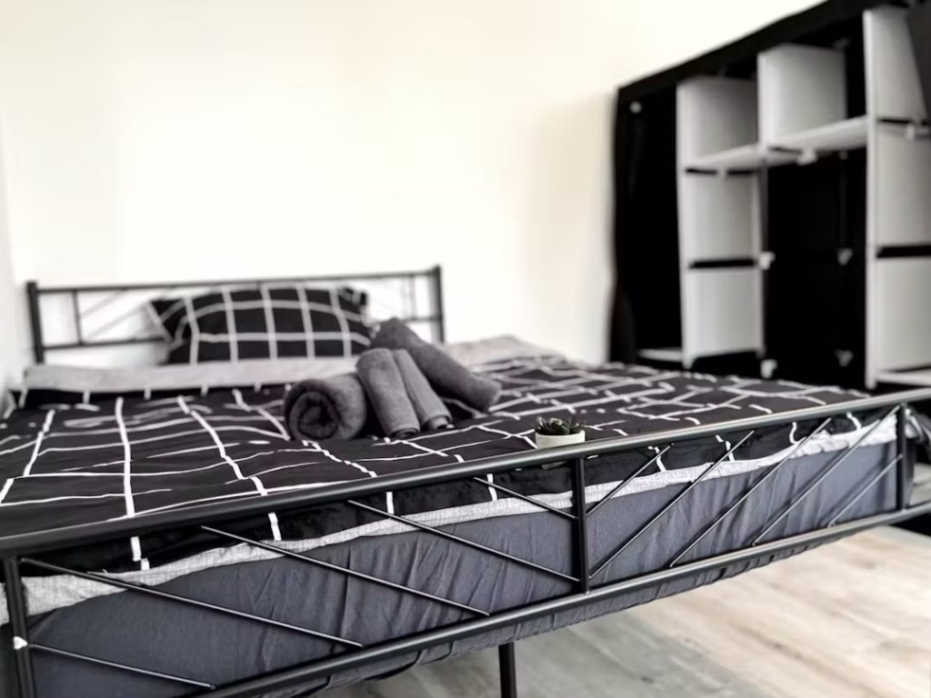 WG ZIMMER Großartiges, neues Zimmer - super Aussicht!