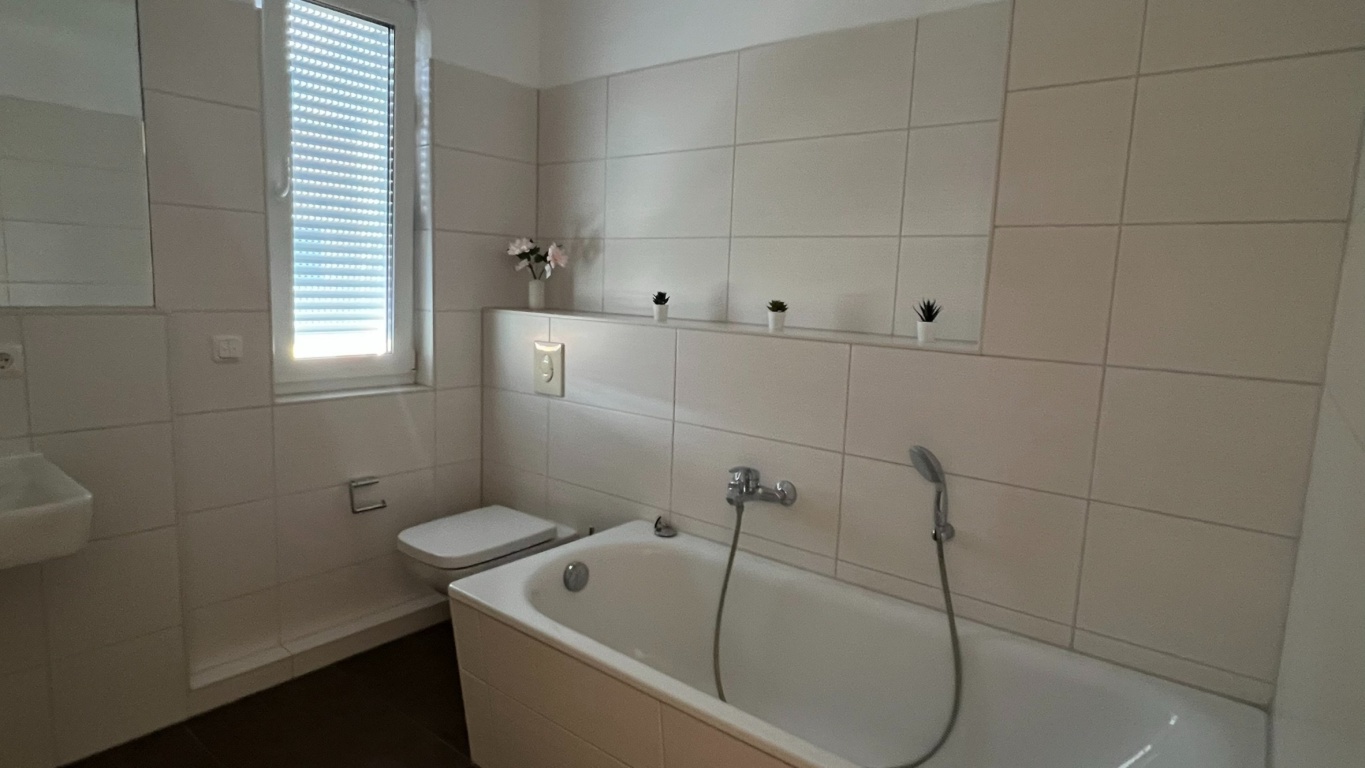 WG-Zimmer Adlershof Newtonstraße 11 - Bad 2. OG