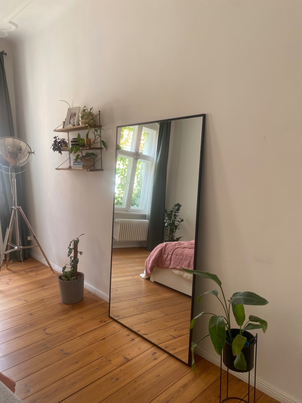 Apartamento Neukölln Niemetzstraße - Neuer Spiegel im Schlafzimmer