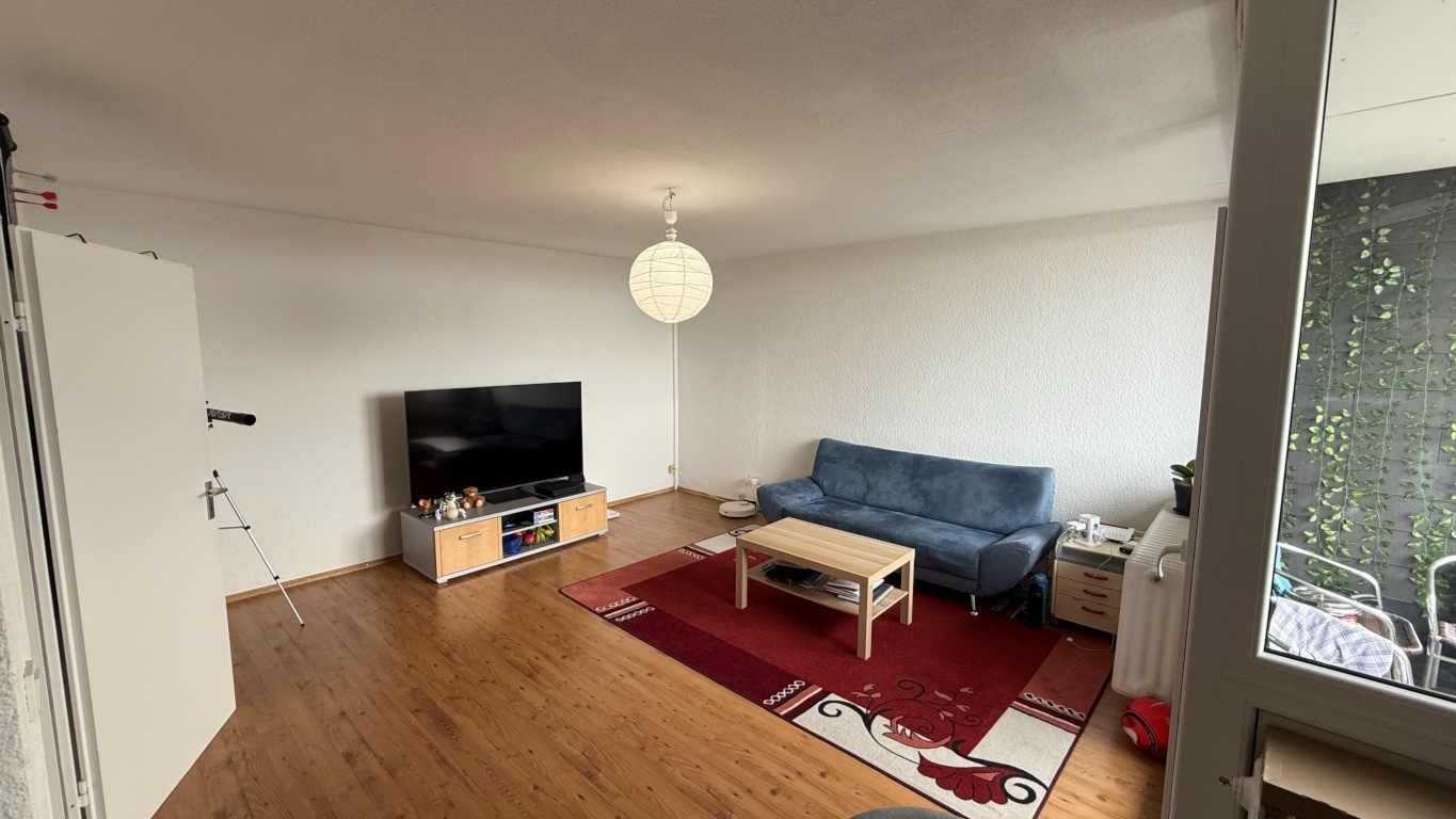 Neuer Mieter gesucht: Helle 2-Zimmer-Wohnung (60 m2) mit Balkon / WG möglich