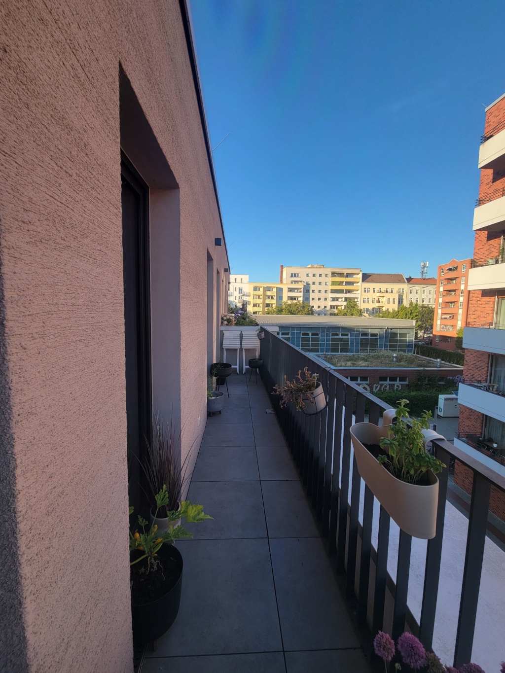 Wohnung Wedding Wiesenstraße 55 - Blick auf die Terrasse vom Tisch her