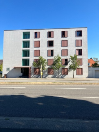 Anzeigenbild: 1 Zimmer-Appartement Möbliert in Regensburg Zentral Studenten Appartement Innenstadt Schöne Wohnung mit Küchenzeile Kühlschrank Bett Tisch Stuhl und Bad mit Tiefgaragenstellplatz möbliert Studentenwohnanlage