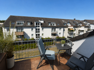 Hochwertige 4-Zimmer-Dachgeschosswohnung | 2 Schlafzimmer | 2 Bäder | Klima | Balkon | Garage