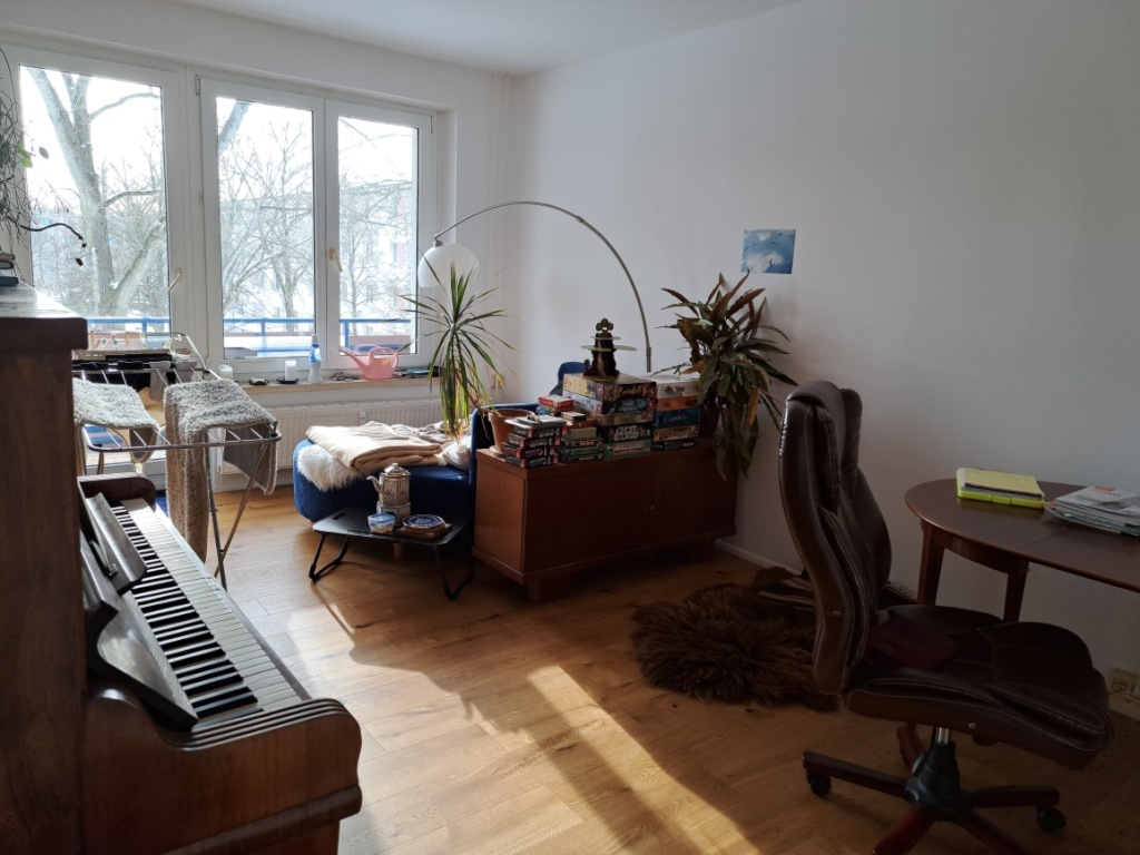 Flat Plänterwald Platanenweg - wohnzimmer mit morgenlicht