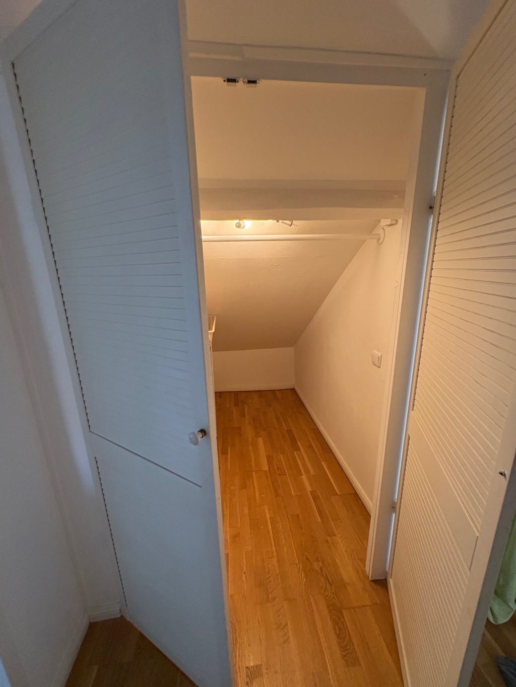 Sanierter Altbau in der Aachener Innenstadt: Maisonette, mit Schlafempore und Abstellraum, hell, hohe Decken, Gartenmitbenutzung Süd-Westseite, Parkett, 2 Tageslichtbäder, Kaminofen & Dachterrasse – Hubertusstrasse 53, 52064 Aachen Aachen – Vorschaubild 11
