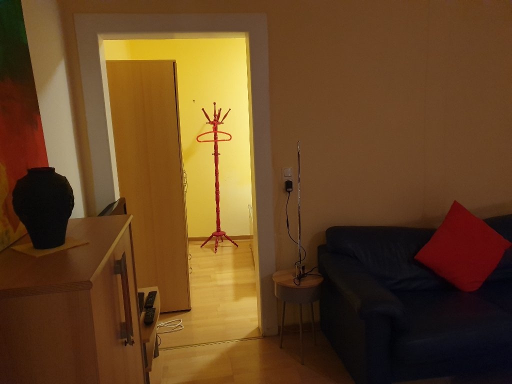 Flat Wunsch-flexibler Einzug noch im August möglich für 1 PERSON Allersbergerstrasse - Wohnzimmerblick ins Schlafzimmer