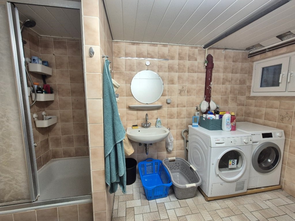 WG-Zimmer Berg Fidel Mazzottistraße - Shower 2 in the basement / laundry room