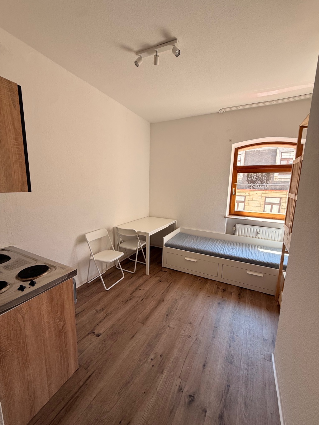 Möbliertes Apartment mit toller Deckenhöhe