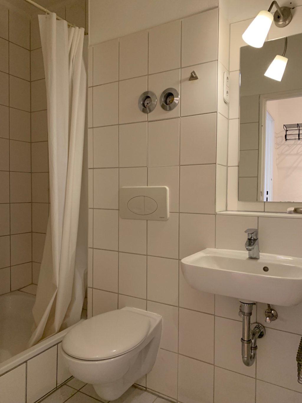Voll möbliertes alles inklusive Studio mit Spreeblick - 6 Monate Mindestmietdauer *** Fully furnished all inclusive Studio with Riverview - 6 months minimum stay – Claudiusstraße 10, 10557 Berlin Moabit – Vorschaubild 5