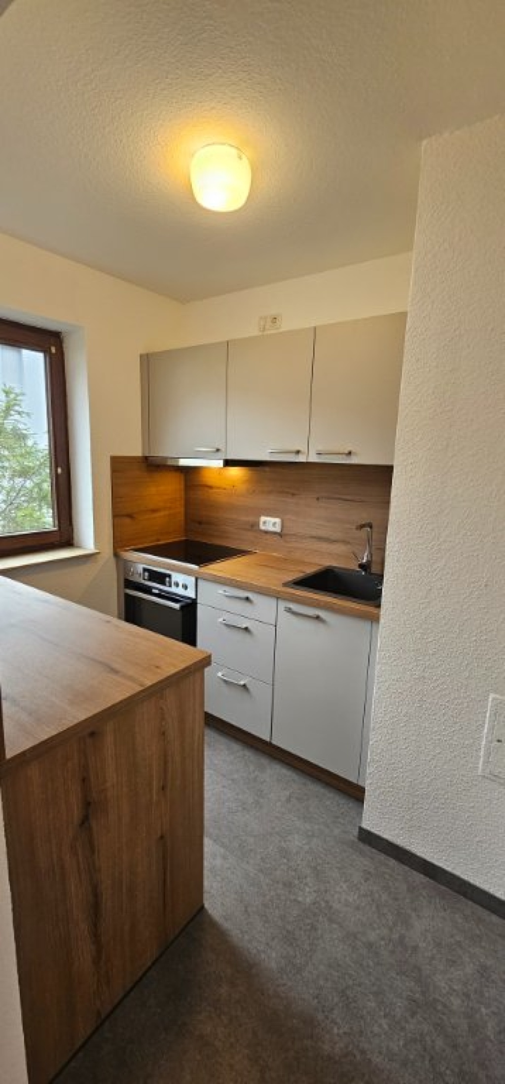 1-Zi-App; 34qm; zentrumsnah mit Balkon, neuer Einbauküche, Tiefgaragenstellplatz zu vermieten ab 01.09