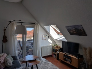 Anzeigenbild: Charmante, helle 2-Zimmer-Dachgeschosswohnung mit Balkon & Stellplatz im Herzen Friedbergs