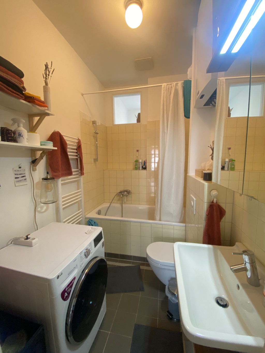 Apartamento Neukölln Niemetzstraße - Badezimmer mit Badewanne und Waschmaschine