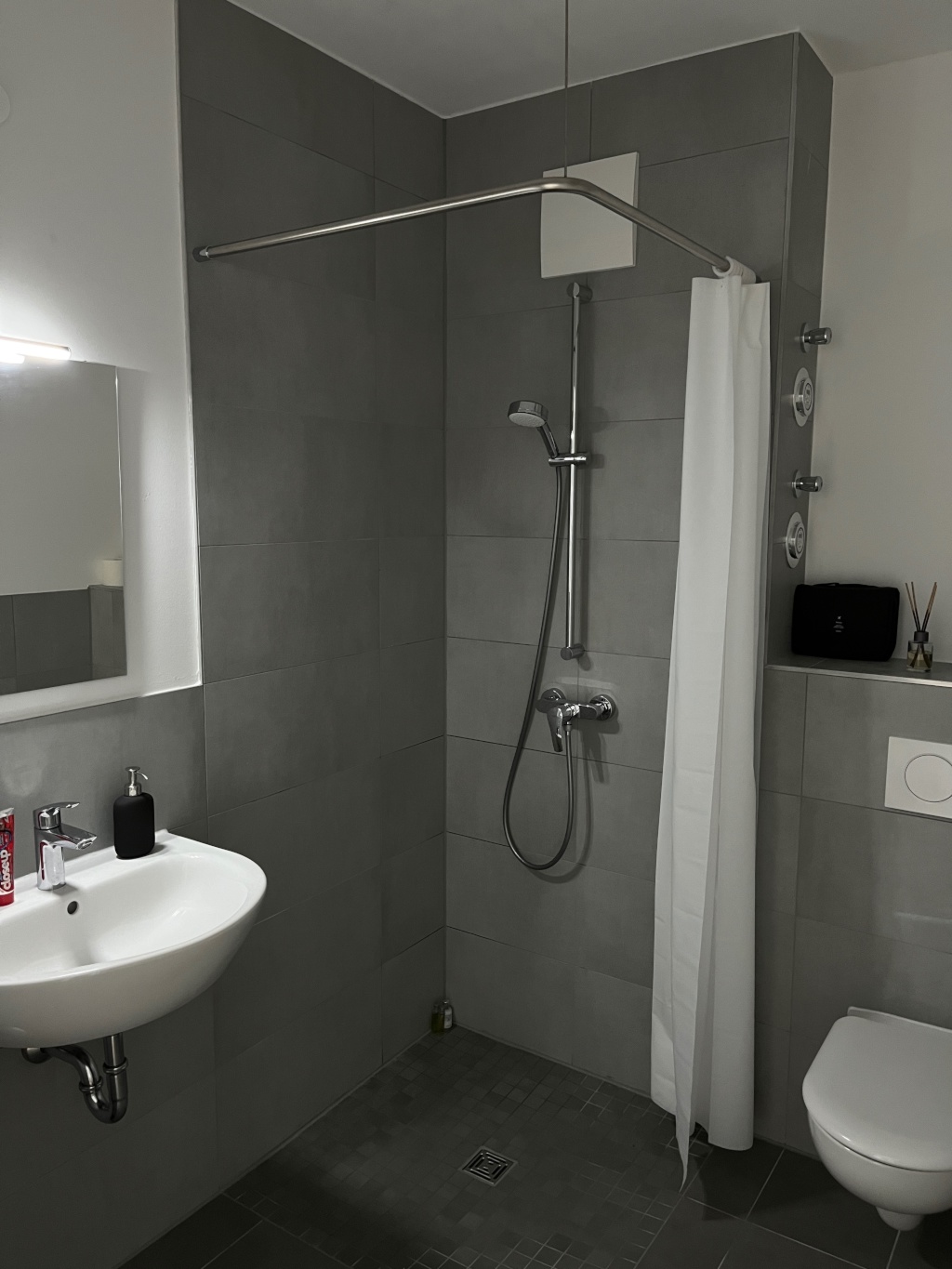 Möblierte 1-Zimmer-Neubauwohnung zur befristeten Untervermietung | WBS erforderlich – Käthe-Dorsch-Ring, 12353 Berlin Gropiusstadt – Vorschaubild 3