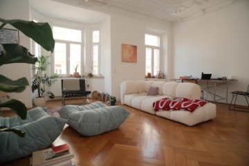 Anzeigenbild: Designer-Altbau mit Stuck & Fischgrätparkett | Vollmöbliert | Nähe Hornschuchpromenade Fürth | 6 Monate