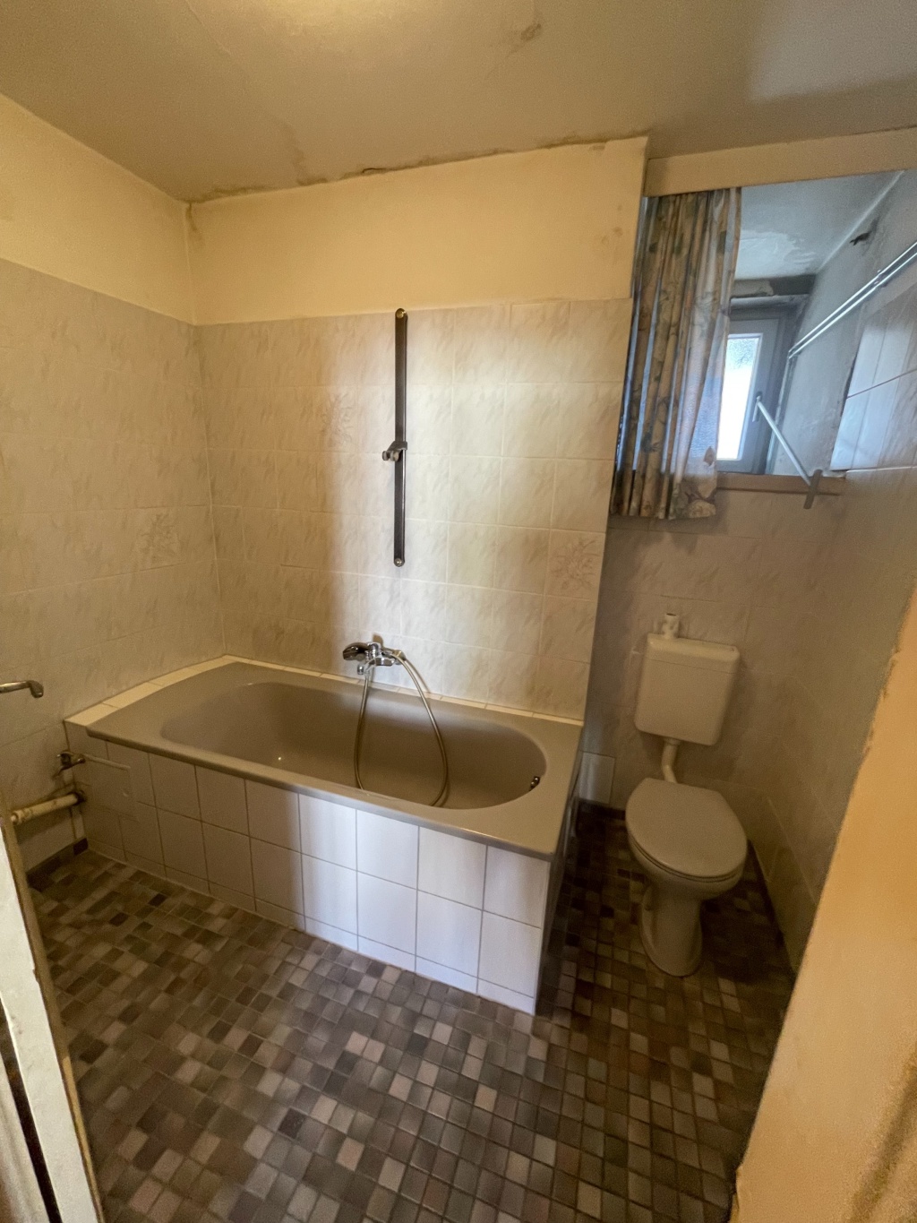 59m2 2-Zimmer in Neukölln (befristet 1 Jahr, unrenoviert) mit Badewanne – Neckarstr, 12053 Berlin Neukölln – Vorschaubild 4