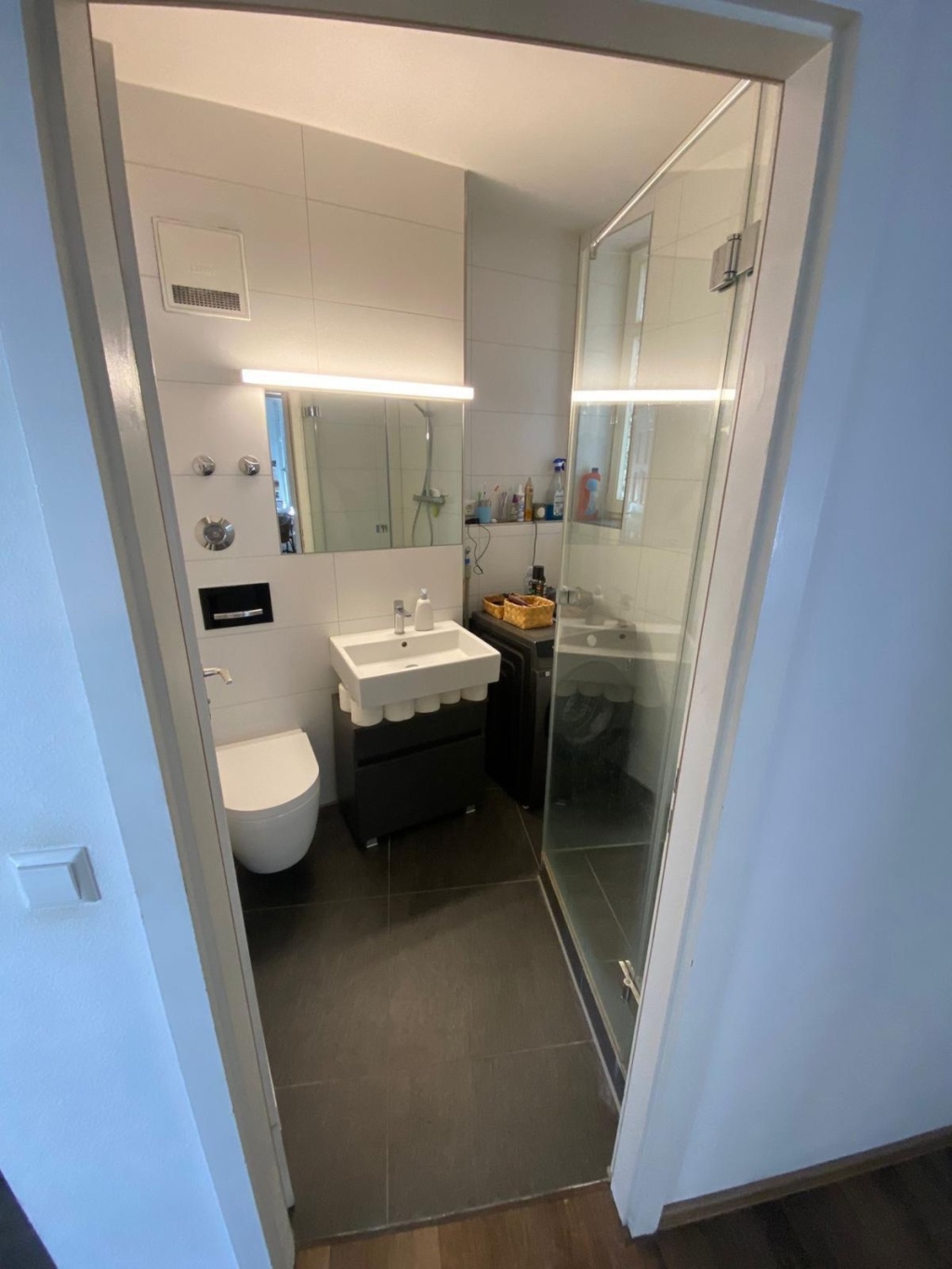 WG-Zimmer Mitte Torstraße  17 - Helles, modernes Bad mit allem, was man für den WG-Alltag braucht.