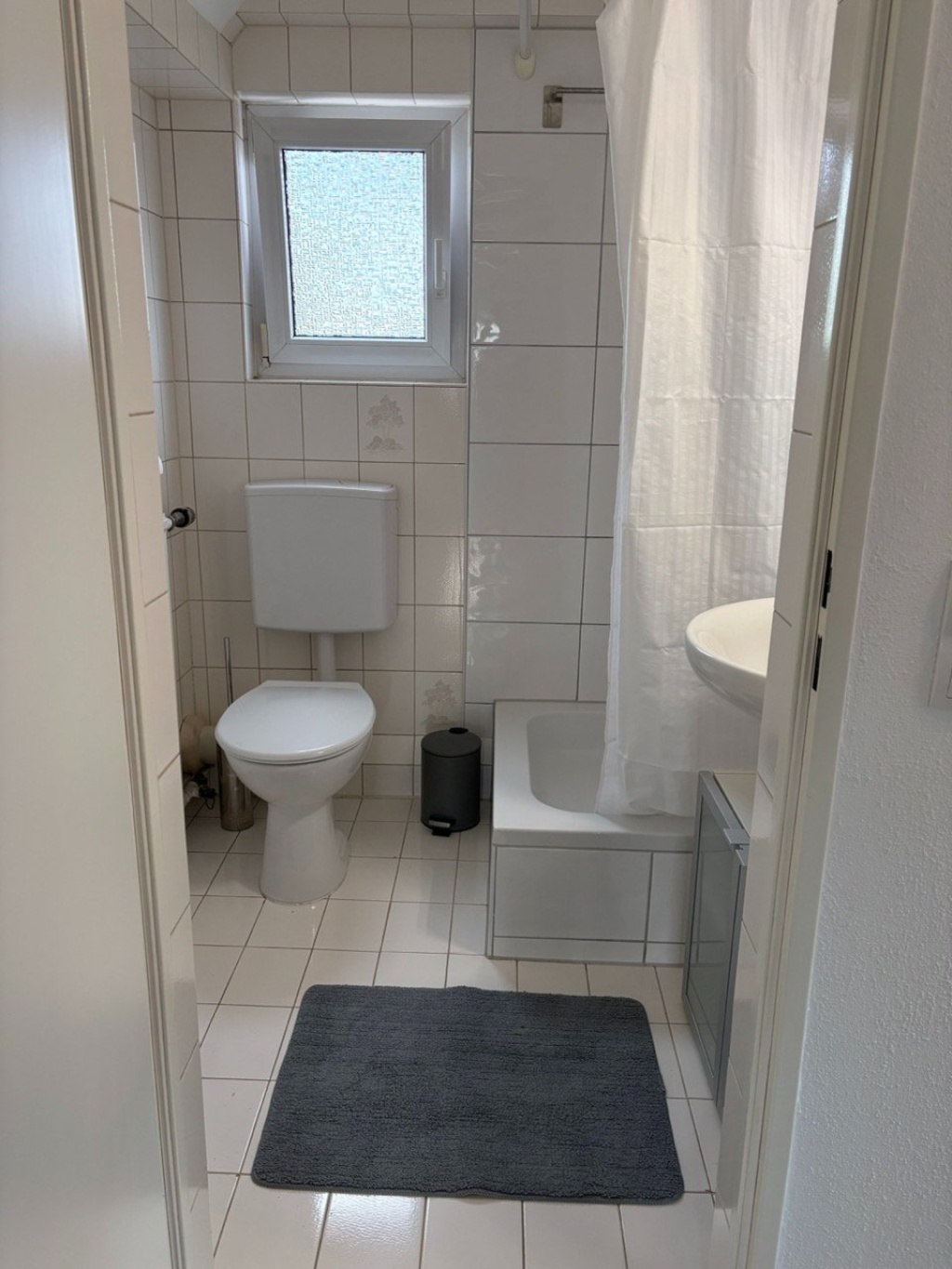 Möblierte 2-Zimmer-Dachgeschosswohnung mit Klimaanlage in Zuffenhausen (Zentrum) im September und Oktober zu vermieten – Sachsenstraße, 70435 Stuttgart Zuffenhausen – Vorschaubild 8