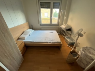 Vollständig möbliertes Zimmer in einer ruhigen Wohngegend