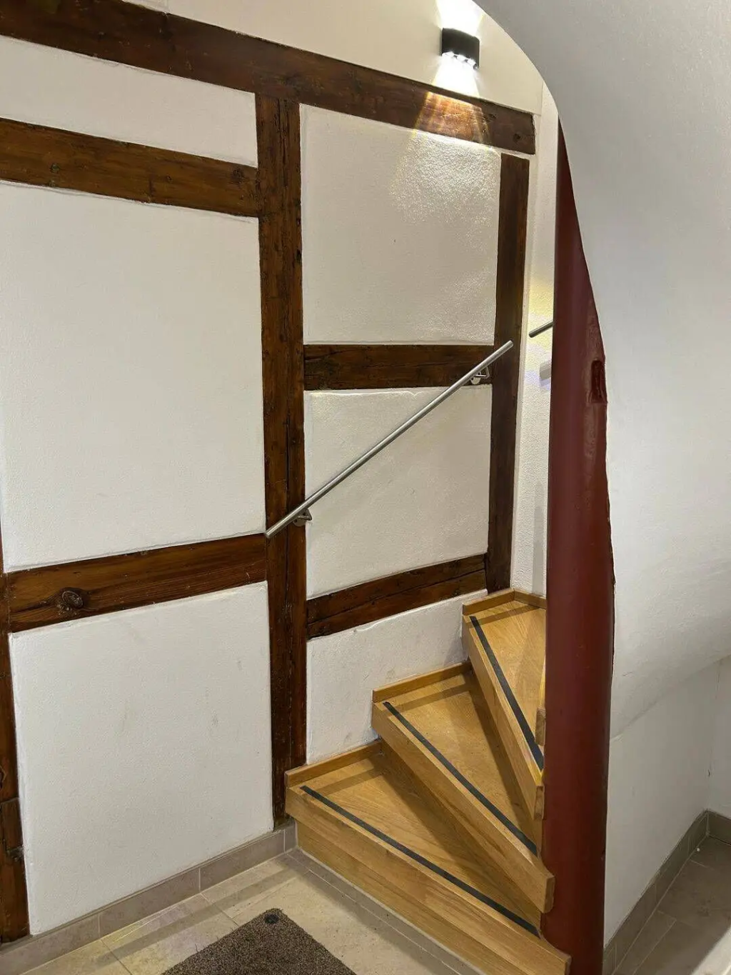 Stilvoll möblierte Altbauperle mit Balkon direkt am Weinmarkt – Irrerstraße 13, 90403 Nürnberg Sebald – Vorschaubild 3